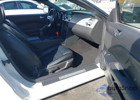 2005 Ford Mustang Gt Deluxe/Gt Premium z USA, uszkodzony, nr VIN 1ZVHT82H255233669